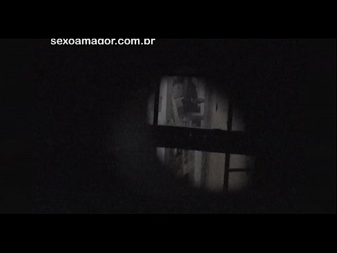 ❤️ Blondie hè videoregistrata in segretu da un voyeur di u quartieru nascostu daretu à i mattoni cavi ❌ Porno anale à noi