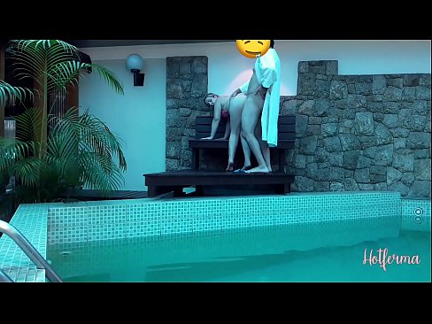 ❤️ Boss invita a cameriera à a piscina, ma ùn pudia resiste à un caldu ❌ Porno anale à noi